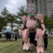 漾新聞|二層樓高巨偶出現高雄 萬聖節與澳洲知名劇團操演巨偶 中華藝校學生躍躍欲試!
