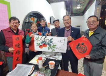 漾新聞|新新聞報攜手內惟赤龍宮歲末名家揮毫贈春聯 合辦尾牙圍爐濃濃年節溫情