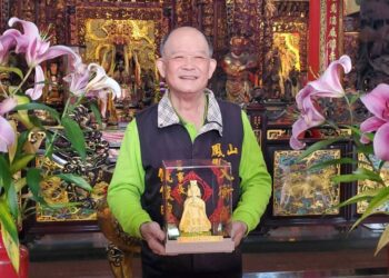 漾新聞|鳳山文衡殿春節搏「金關帝」擲筊祈福 花200元把價值26萬的金尊帶回家