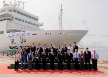 漾新聞|教育部第三代實習船「御風輪」交船 鄭英耀見證第一批師生首航日本