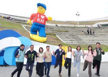 漾新聞|6米高衝浪樂高人偶 樂高雄兒藝節嗨翻高雄衛武營