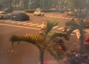 漾新聞|民族路現鈔飄散 熱心騎士拾金不昧送交警局