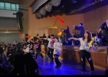 漾新聞|紙飛機滿天飛！祝福展翅高飛 樹人醫專畢典感動爆棚