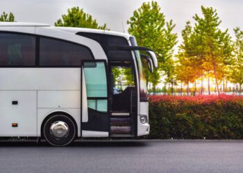 一群人被客運司機晃點到凌晨還回不了家！網譏：自己不做好功課 