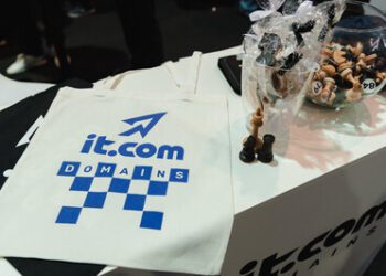 GoDaddy 現正提供 .it.com 網域
