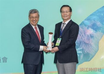 淡江大學獲國家永續發展獎 葛校長接受陳建仁頒獎