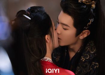 《一笑隨歌》陳哲遠拍吻戲笑稱吻到嘴巴乾　李沁爆料他只顧著秀完美下顎線