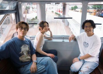 告五人快閃香港海港城為UG新開店站台剪綵引起暴動 人潮寸步難行