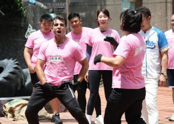 《全村》佩德羅想紅出事！秀肌不成反害慘隊友，遭泰拳「爆踢」謝罪