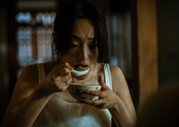 地表最恐怖孕婦降臨！蔡思韵遭附身魔化 猛吞內臟痛苦狂嘔