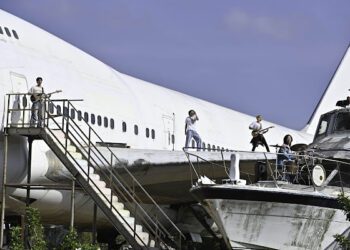 數十億場景＋巨無霸客機實拍！帕拉斯PALLAS出道首支MV就玩這麼大