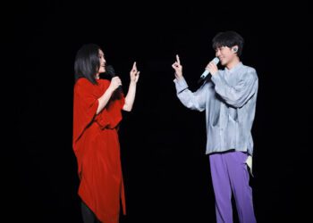 徐佳瑩、吳青峰能歌「扇」舞  HIGH翻上海演唱會舞台