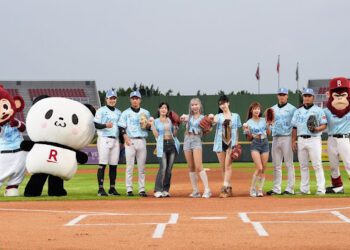 李瑩珠萬人球場開唱《盛夏光年》！LUVSSI 與 Rina 助陣掀現場高潮