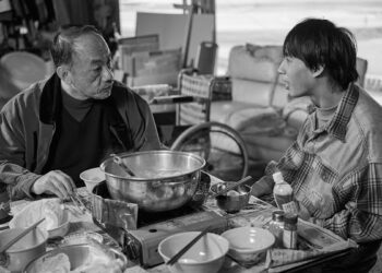 洪毓璟為《夾縫人生》自掏腰包送無家者晚餐 楊麗音以神話比喻拾荒者