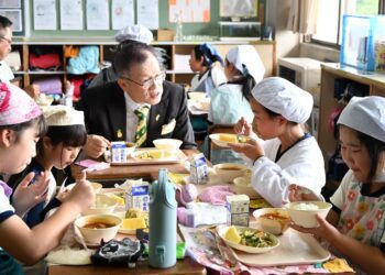 臺灣鳳梨再登日本校園餐桌 農業部攜手笠間臺灣辦事處推動學童營養午餐合作邁入第七年
