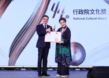 楊麗花獲頒行政院文化獎：為台灣歌仔戲打拼一生「辛苦說不完」