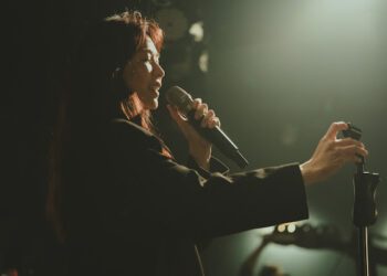 謝盈萱贊老爸秦漢、老公霍建華都是帥哥 自嘲反問「女主角是我合理嗎？」