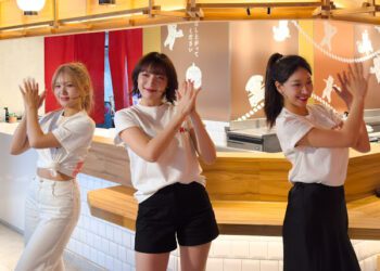 河智媛秀刀工、廉世彬燃職魂、禹洙漢展巧手製「HASUBEEN海鮮丼」演繹「貓將壽司」極上美味