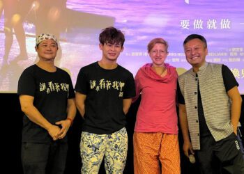 賀飛爆料被報警：《誰在看著我們》泰國拍7男全裸放天燈竟遭盤查！